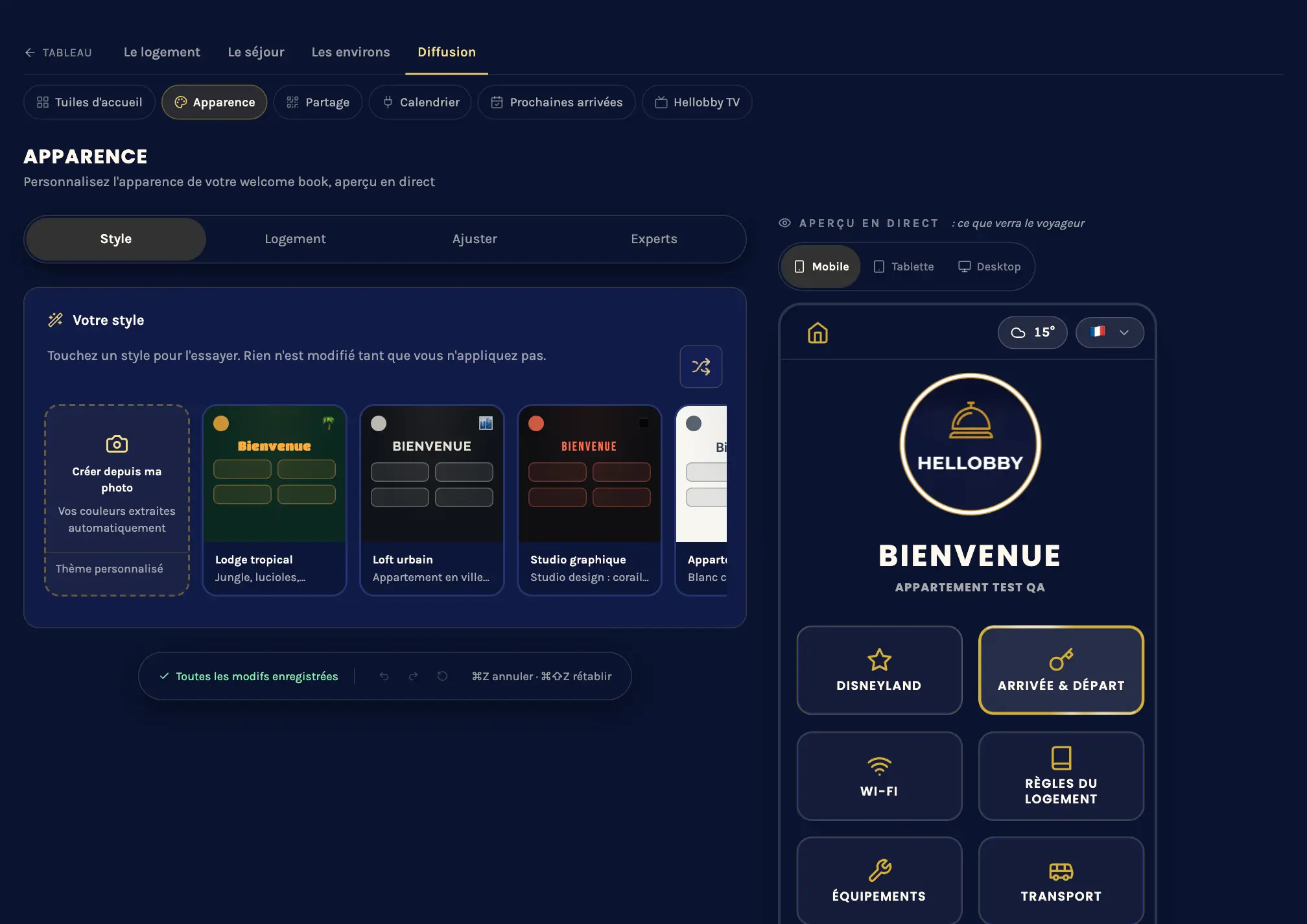 L'espace hôte de Hellobby : les quatre onglets du livret en haut, le choix parmi les styles à gauche, et l'aperçu du livret voyageur dans un téléphone à droite.