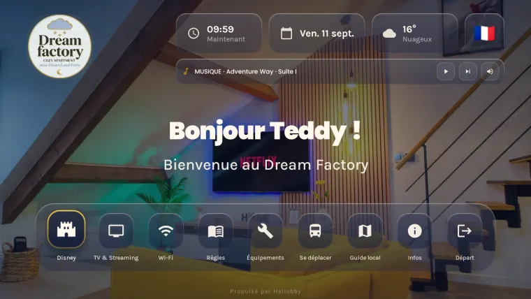 Écran d'accueil de Hellobby TV : le voyageur est salué par son prénom, avec l'heure, la date et la météo
